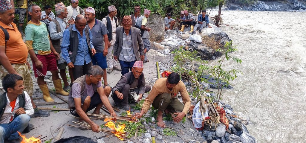 बेपत्ताको शव नभेटिएपछि कुशको शव बनाएर दाहसंस्कार   