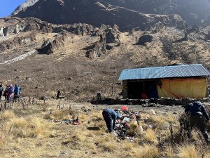 अन्नपूर्ण आधार शिविर र पदमार्गमा सरसफाइ   