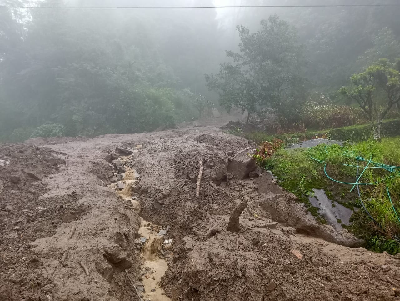 पहिरोमा परेर छोराको मृत्यु, बाबु बेपत्ता   