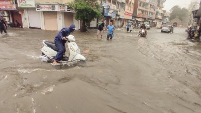 गुजरात अविरल वर्षाका कारण १२ जनाको मृत्यु   