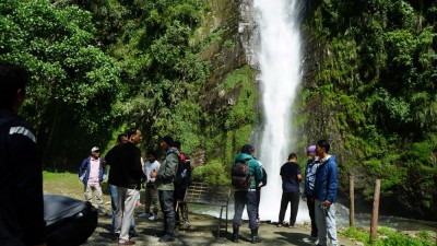 बेनी-जोमसोम यात्रामा मन बहकाउने झरनाहरू       