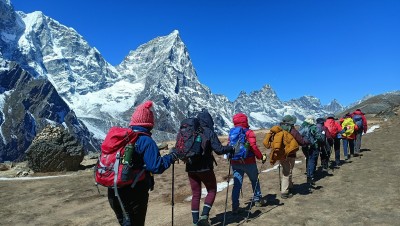 खुम्बु क्षेत्र पर्यटकले खचाखच, लुक्लामा एकै दिन दुई सय उडान   