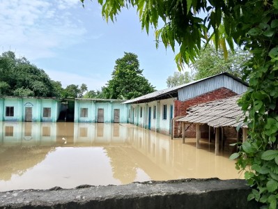 बाढीले पुस्तक बगायो, स्कुल डुबायो पढ्ने कसरी ?   