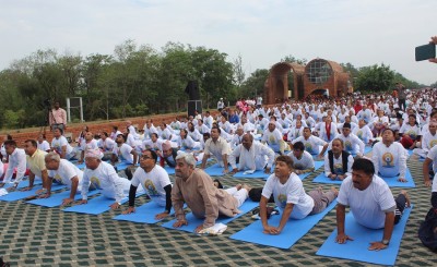 भारतीय दूतावासको आयोजनामा लुम्बिनीमा योगाभ्यास   