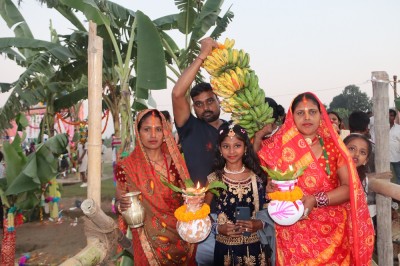 अस्ताउँदो सूर्यलाई अर्घ्य दिई छठ पर्व भव्य रुपमा मनाईँदै