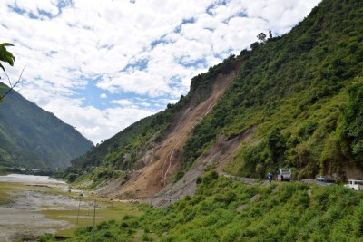 जयपृथ्वी राजमार्ग तीन दिनदेखि अवरुद्ध        