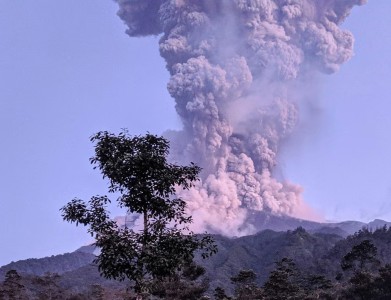 इन्डोनेसियाको माउन्ट मारापीमा ज्वालामुखी विस्फोट हुँदा ११ जनाको मृत्यु, १२ बेपत्ता   