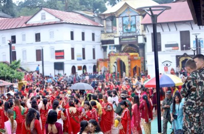 तीज मनाउन पशुपतिनाथलगायत देशभरका शिवालयमा बिहानैदेखि भीड    