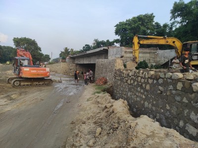 हुलाकी राजमार्गअन्तर्गत कालिया खोलामा पुल र आसपास सडक कालोपत्र नहुँदा समस्या   