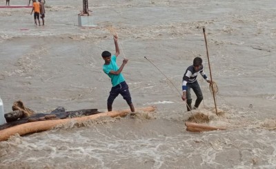 दाउरा संकलन गर्ने क्रममा महाकालीमा दुई किशोर बगे        