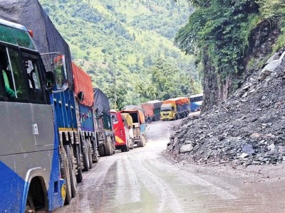 आठ घण्टापछि खुल्यो पृथ्वी राजमार्ग    