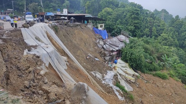 दाउन्नेमा सडक भासिए यातायात सञ्चालनमा रोक   