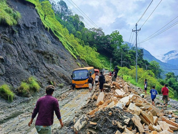 अविरल वर्षाले मध्यपहाडी लोकमार्ग, कर्णाली करिडोर र कालीगण्डकी करिडोर अवरुद्ध   