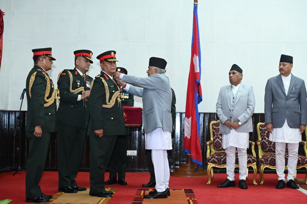 राष्ट्रपतिद्वारा नवनियुक्त प्रधानसेनापतिलाई महारथीको दर्ज्यानी चिह्न प्रदान        