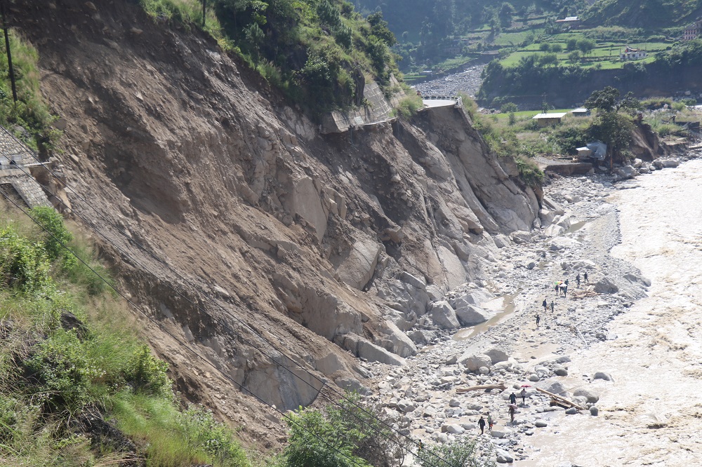 बिपी राजमार्गसहित भित्री सडक बगेपछि जनजीवन कष्टकर   