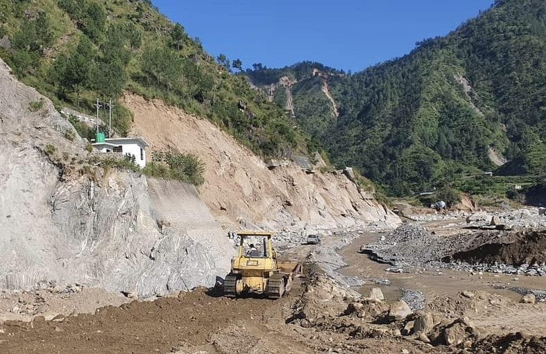 क्षतिग्रस्त विपी राजमार्ग पुनःनिर्माणबारे जाइकाद्वारा निरीक्षण