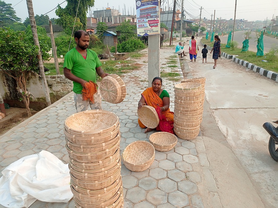 मिथिला क्षेत्रका डोम र बिन समुदायका मानिस चङेरा, ढकी, छिटी बनाउन व्यस्त   