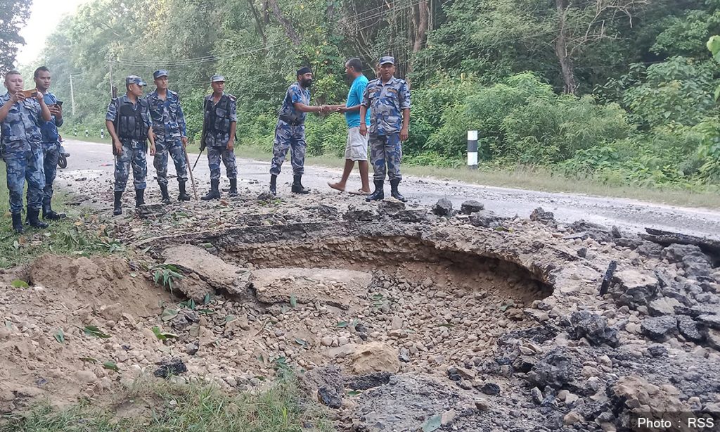 बम विष्फोटबाट राजमार्गमा क्षति   