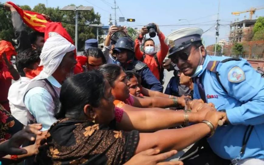 निषेधित क्षेत्र तोड्ने ४९ जना प्रहरी नियन्त्रणमा   