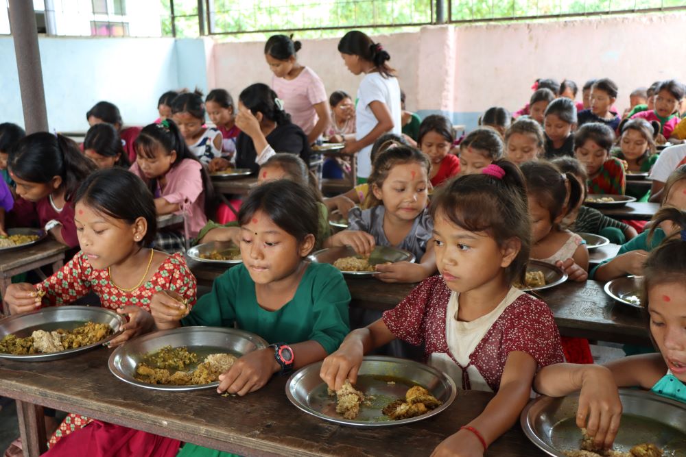 पहिलो पटक  लट्टे खान पाउँदा चेपाङ बालबालिका छक्कै