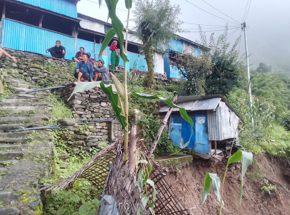 धादिङको किचेतमा पहिरोले गाउँ नै जोखिममा, स्थानीय त्रसित       