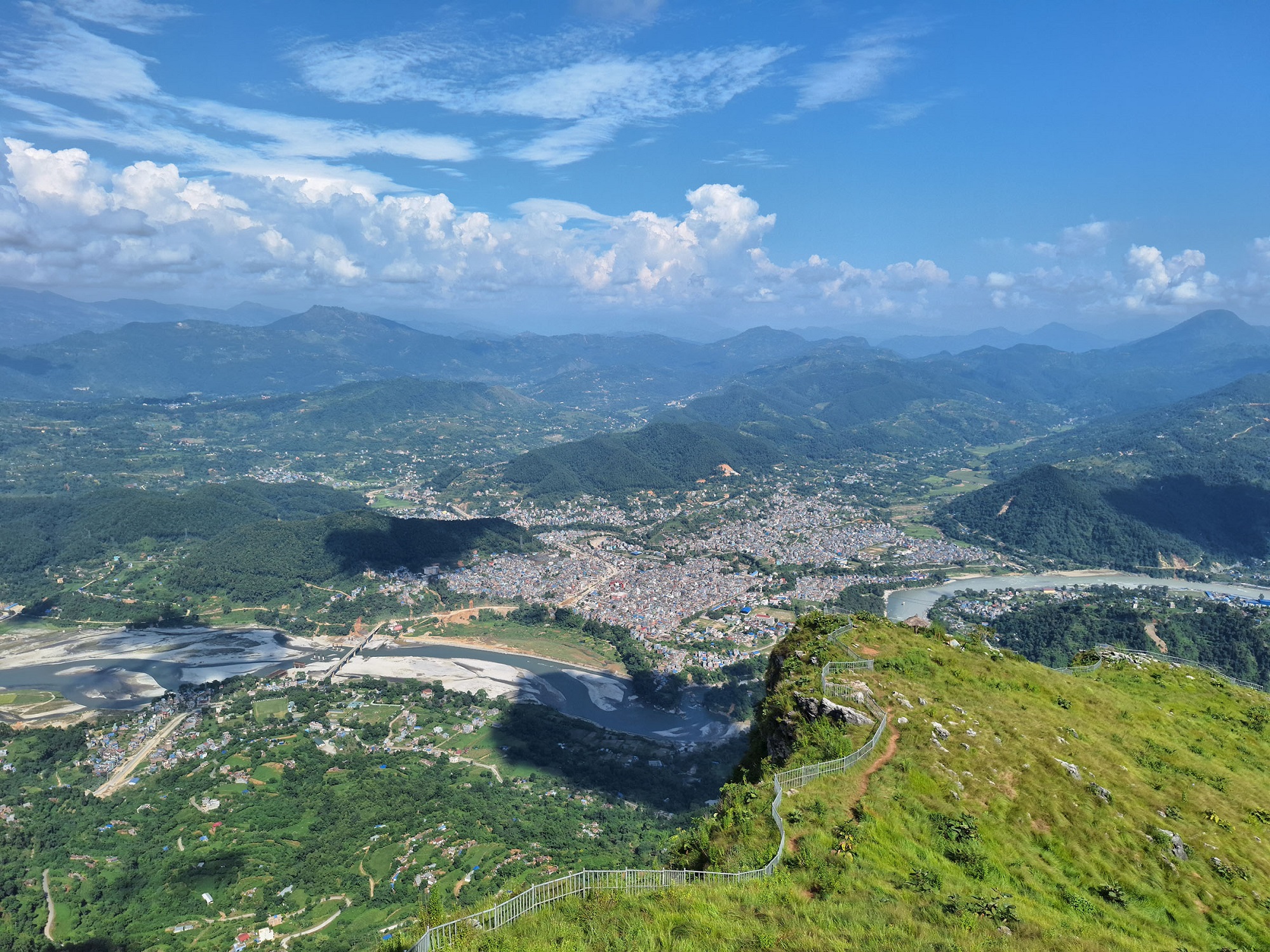 दशैँ सुरु भएसँगै मानुङकोटमा पर्यटकको चहलपहल   