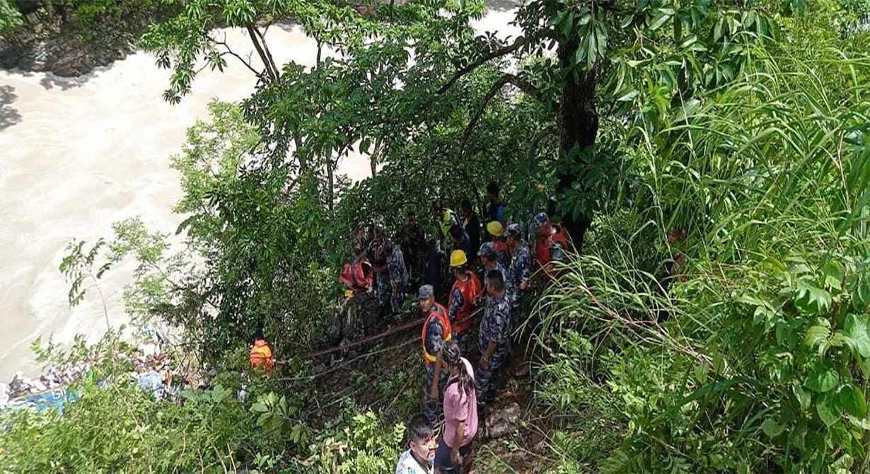 आँबुखैरेनीमा भारतीय बस दुर्घटना, १४ जनाको मृत्यु, १६ जना घाइते