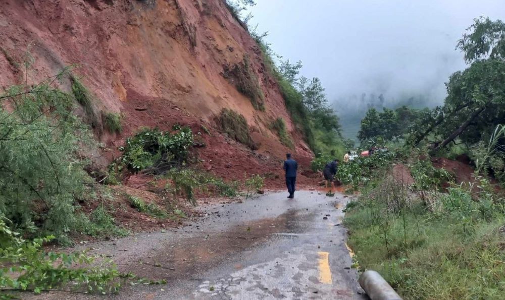 अरनिको र हेलम्बु राजमार्ग अवरुद्ध    