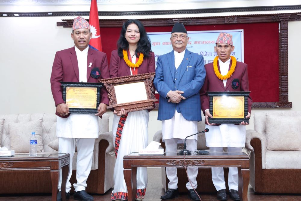 प्रधानमन्त्री ओलीद्वारा पदक विजेता पलेशा पुरस्कृत        