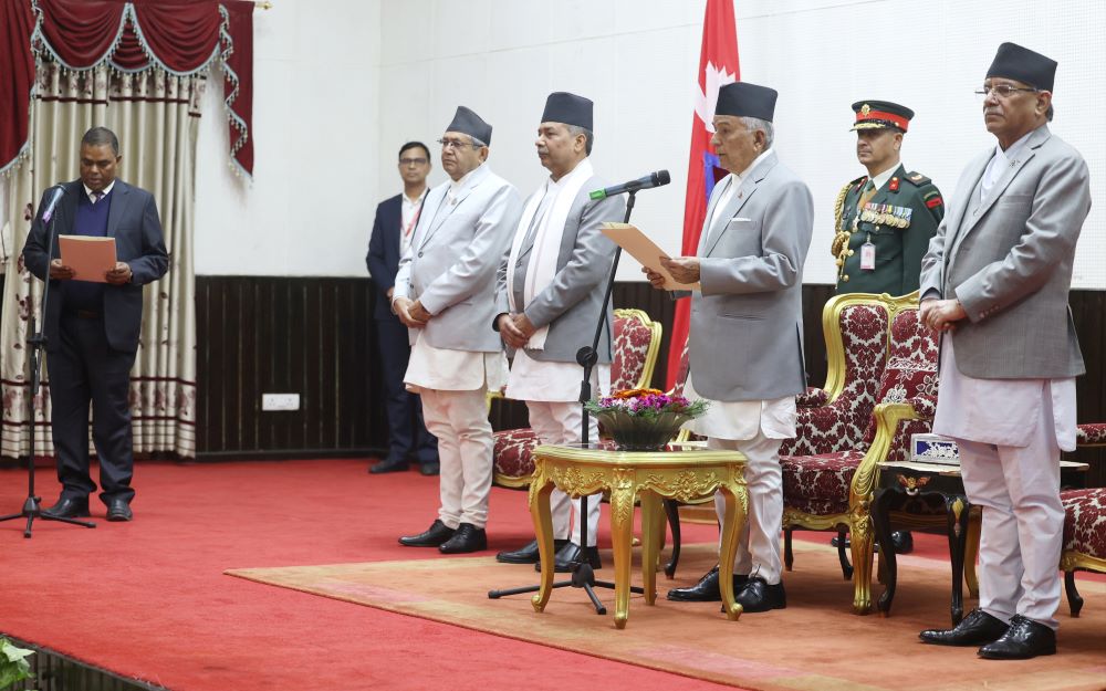 राष्ट्रपतिसमक्ष उपप्रधानमन्त्री र मन्त्रीद्वारा शपथ   