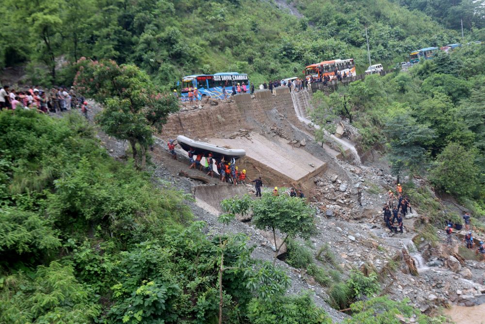 सिमलताल पहिरोमा बसबाट हामफालेर बाँच्न सफल तीनजनाको उपचार हुँदै      