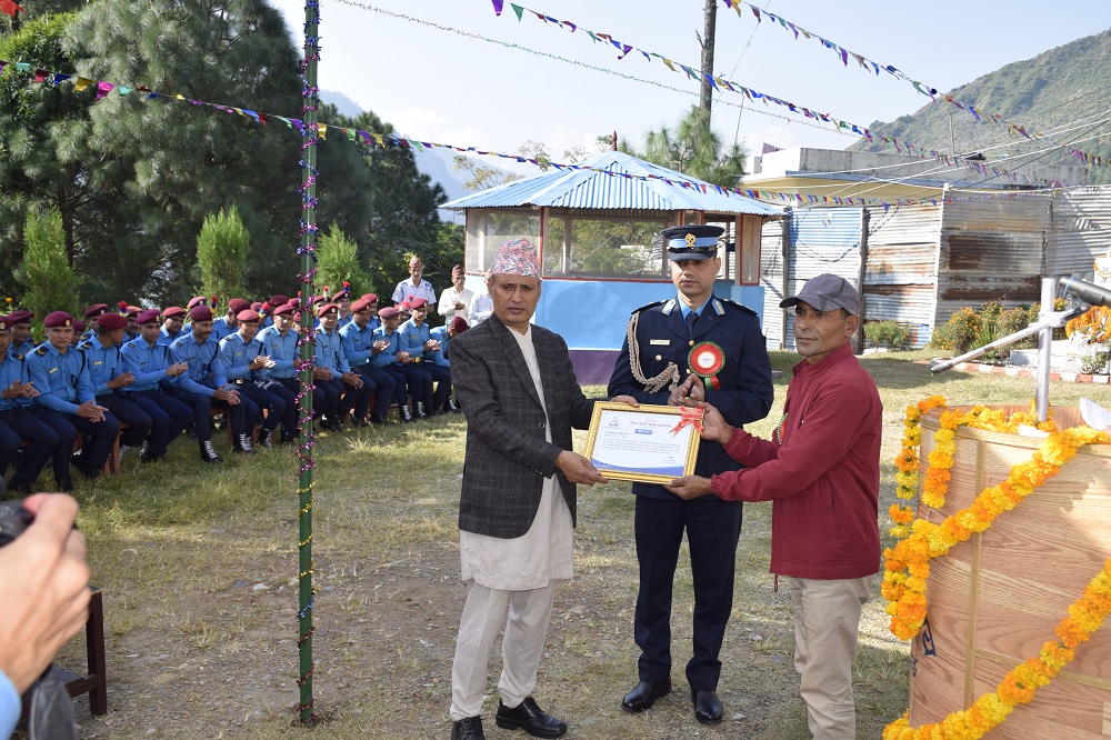 जग्गादातालाई प्रहरीको सम्मान   