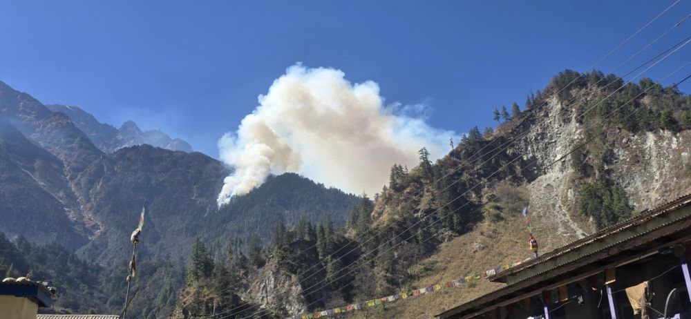 तिमाङको जंगलमा लागेको आगो अझै नियन्त्रण बाहिर      