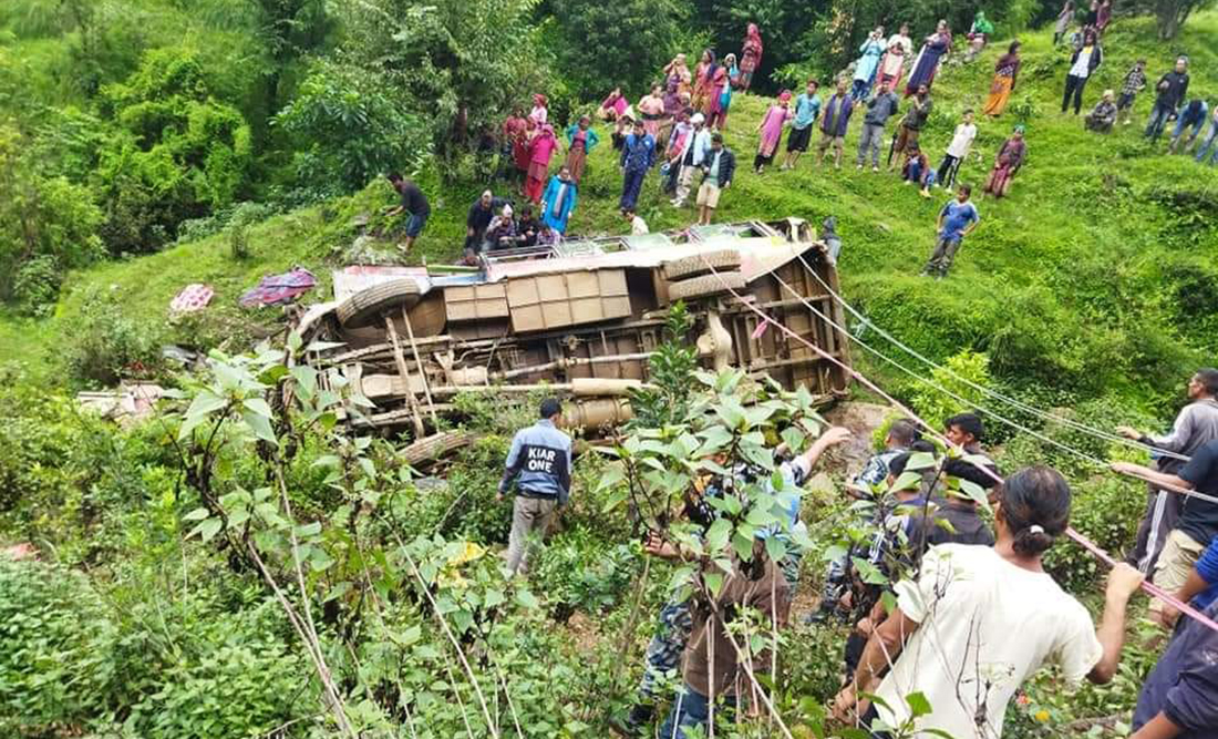 रोल्पामा बस दुर्घटनामा परी चार जनाको मृत्यु, १९  जना घाइते       