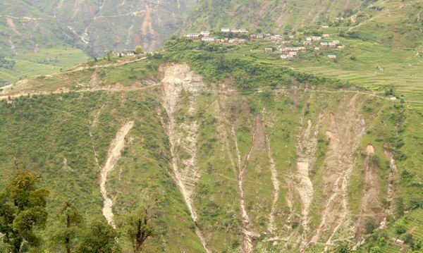 भूक्षयको कारण बन्दै ग्रामीण सडक   