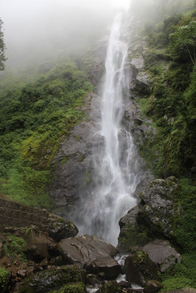 पर्यटकको पर्खाइमा भोजपुरको छाँगे झरना        