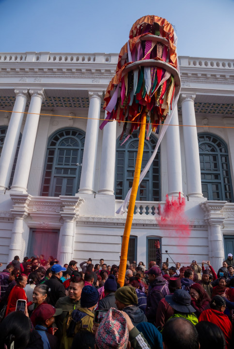 वसन्तपुरमा चीर ठड्याइएसँगै होली अर्थात् फागु पर्व शुरू