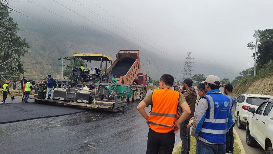 मुग्लिन-पोखरा सडकः पूर्वी खण्डमा धमाधम कालोपत्र गरिँदै   