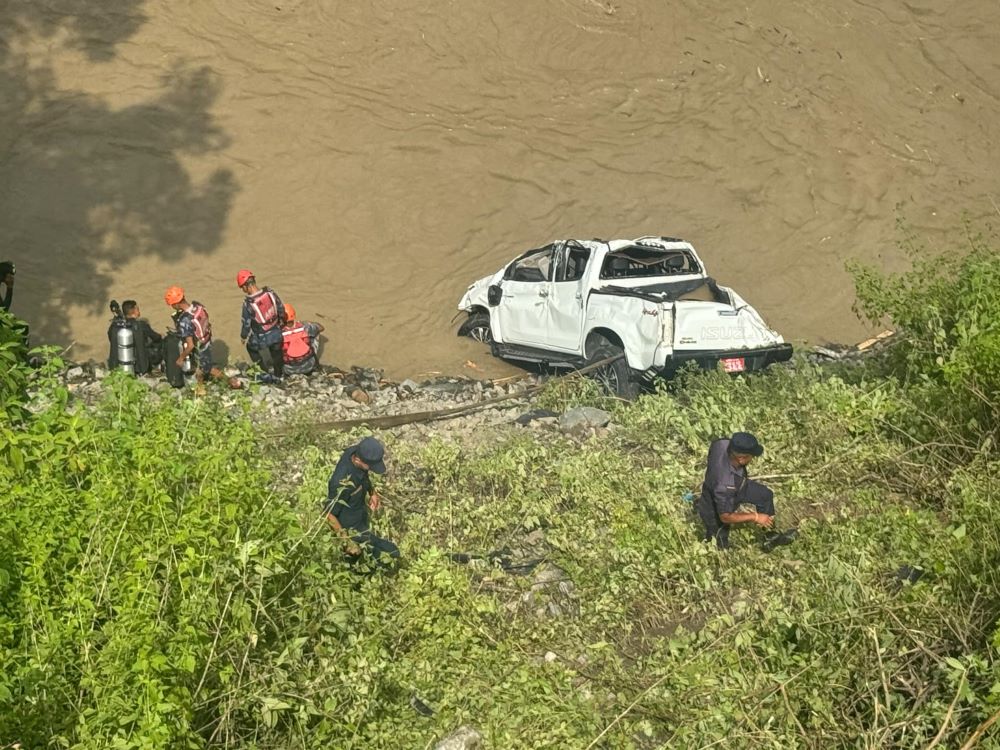 सुनकोसीमा खसेको गाडी भेटियो, नदीमा बेपत्ता तीनजनाको खोजी जारी    