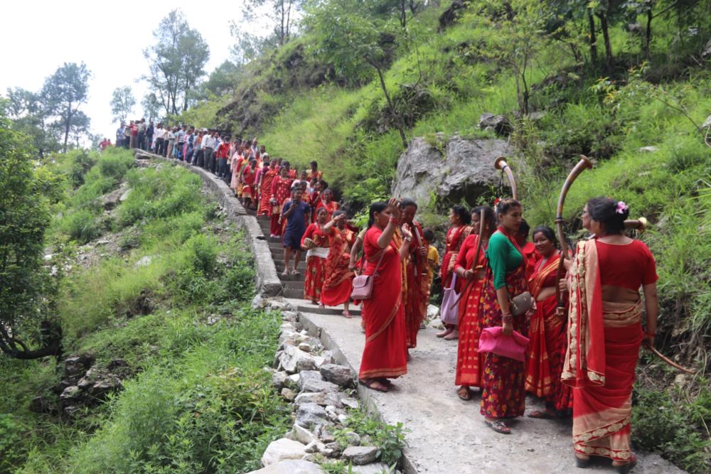 पदमार्ग निर्माणसँगै शिवपुरीको लौके झरनामा आन्तरिक पर्यटकको घुइँचो       