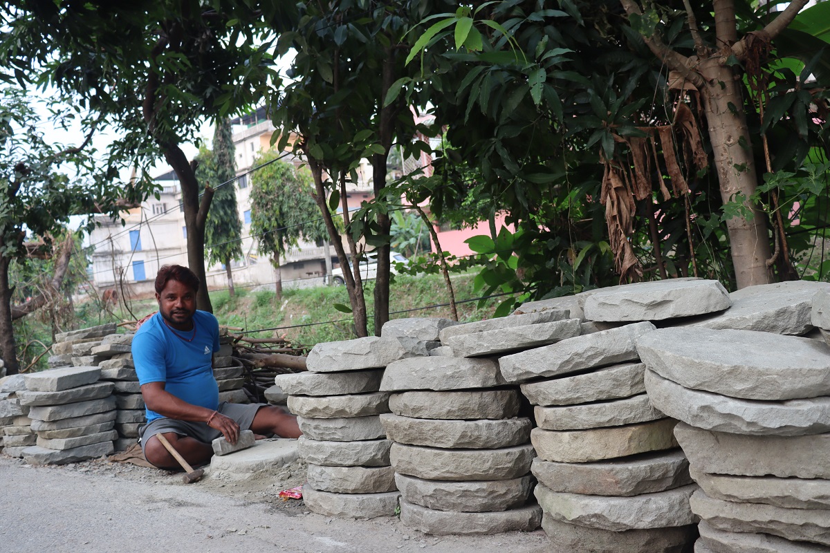 सिलौटो बेचेर मासिक ४० हजार आम्दानी गर्दै अनिल