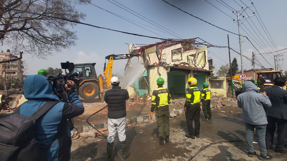 हरियाली उद्यान बनाउन टहरा हटाइँदै        