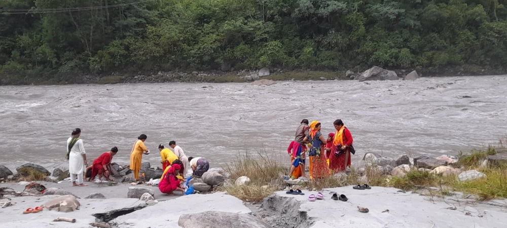 कालीगण्डकीमा स्नान गर्नेको घुइँचो   